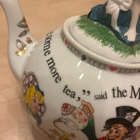 Paul Cardew Alice in Wonderland 150th Anniversary Edition Teapot w/ Alice Lid - Picture 8 of 10